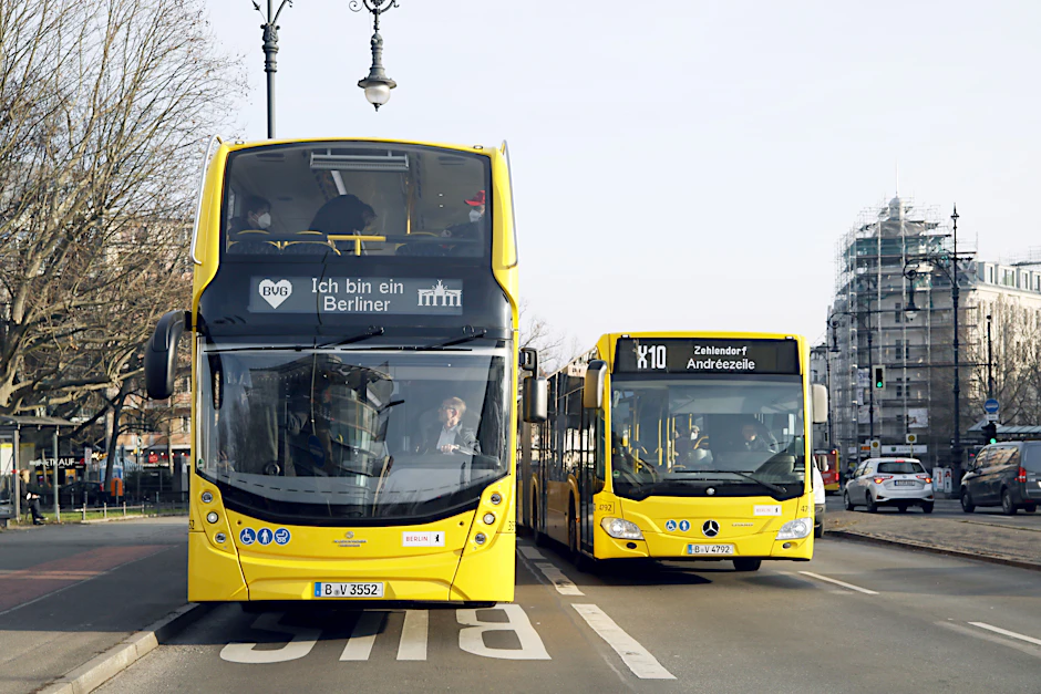 Neu und alt: Auf der Halenseebrücke im Westen der Stadt trifft ein Doppeldecker, der erst vor einigen Wochen aus England geliefert wurde, auf einen BVG-Bus, der schon länger im Einsatz ist.&nbsp;