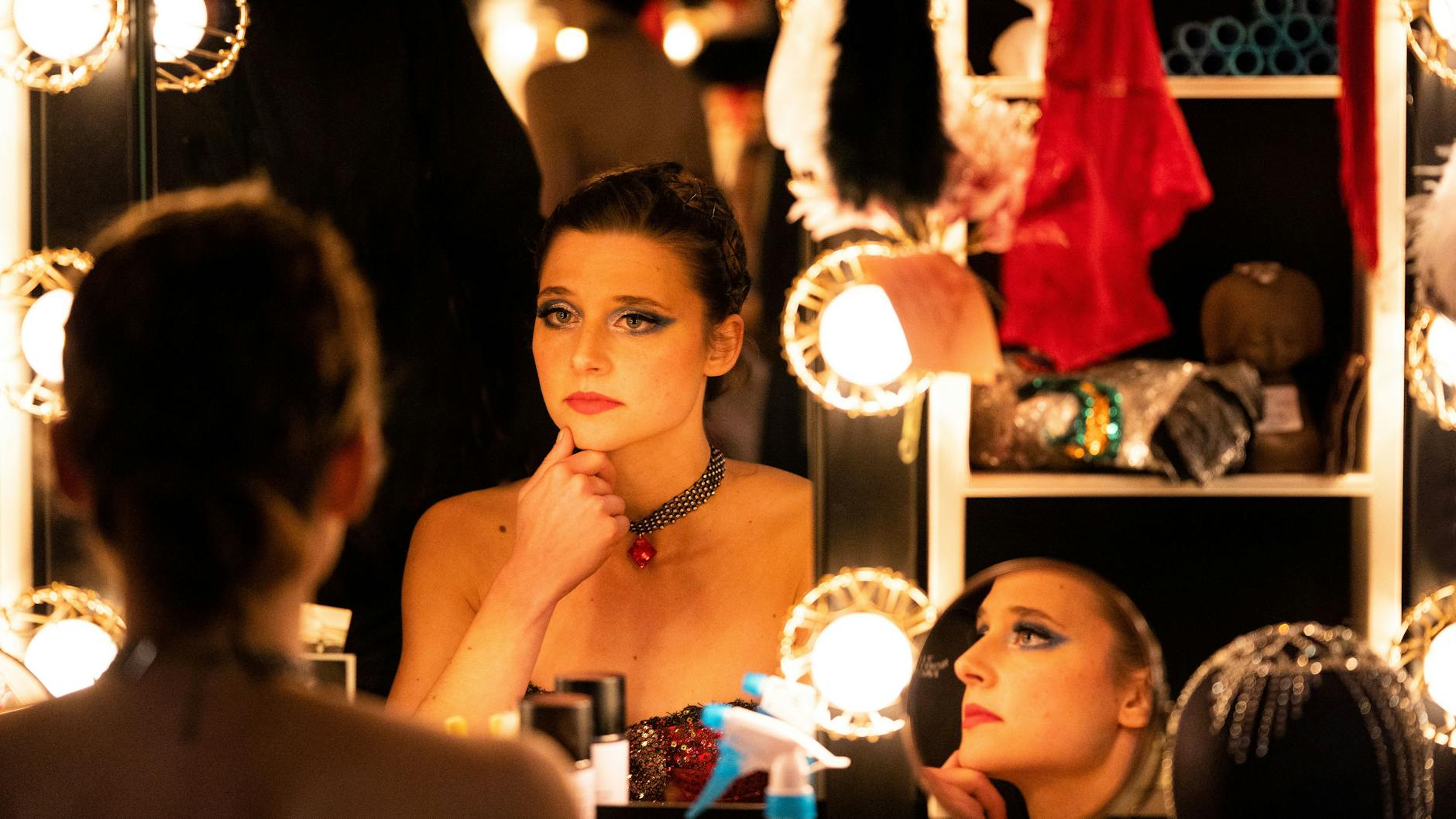 Chris (Svenja Jung) macht sich fertig für den Auftritt. Die Serie gewährt einen authentischen Blick hinter den Kulissen des Friedrichstadt-Palastes.