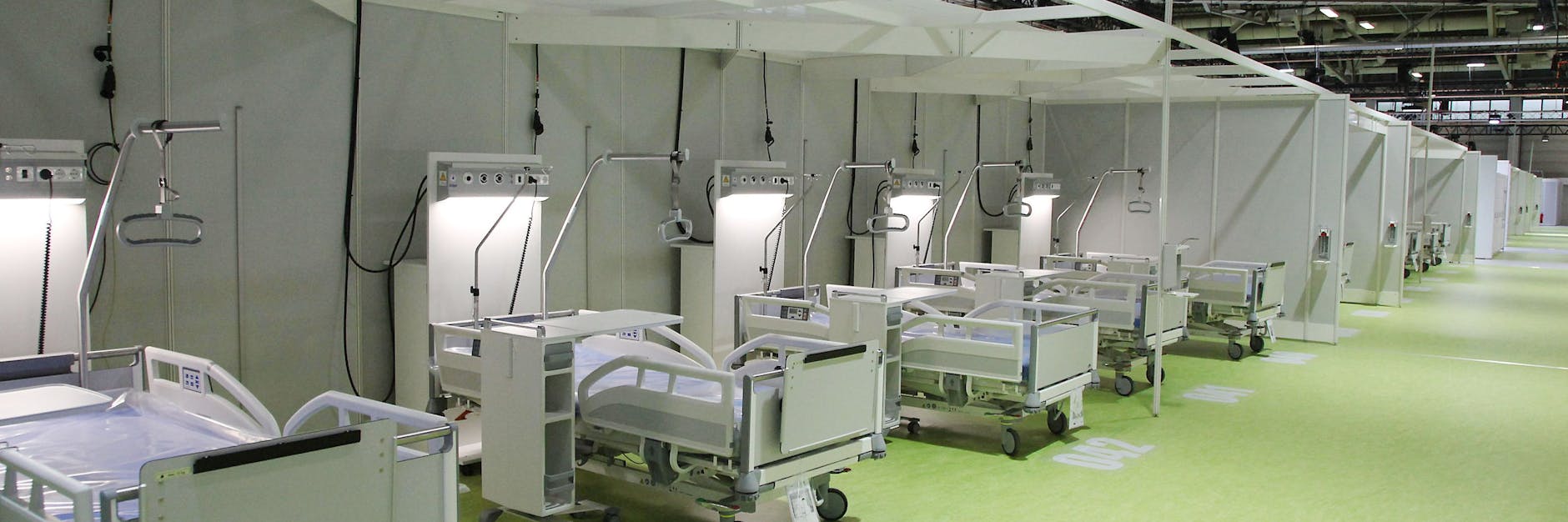 Insgesamt 500 Betten gab es in dem Berliner Corona-Krankenhaus. Sie wurden nie benutzt. Als Spende werden sie jetzt an zerstörte Kliniken ins Ahrweiler Flutkatastrophen-Gebiet geschickt.