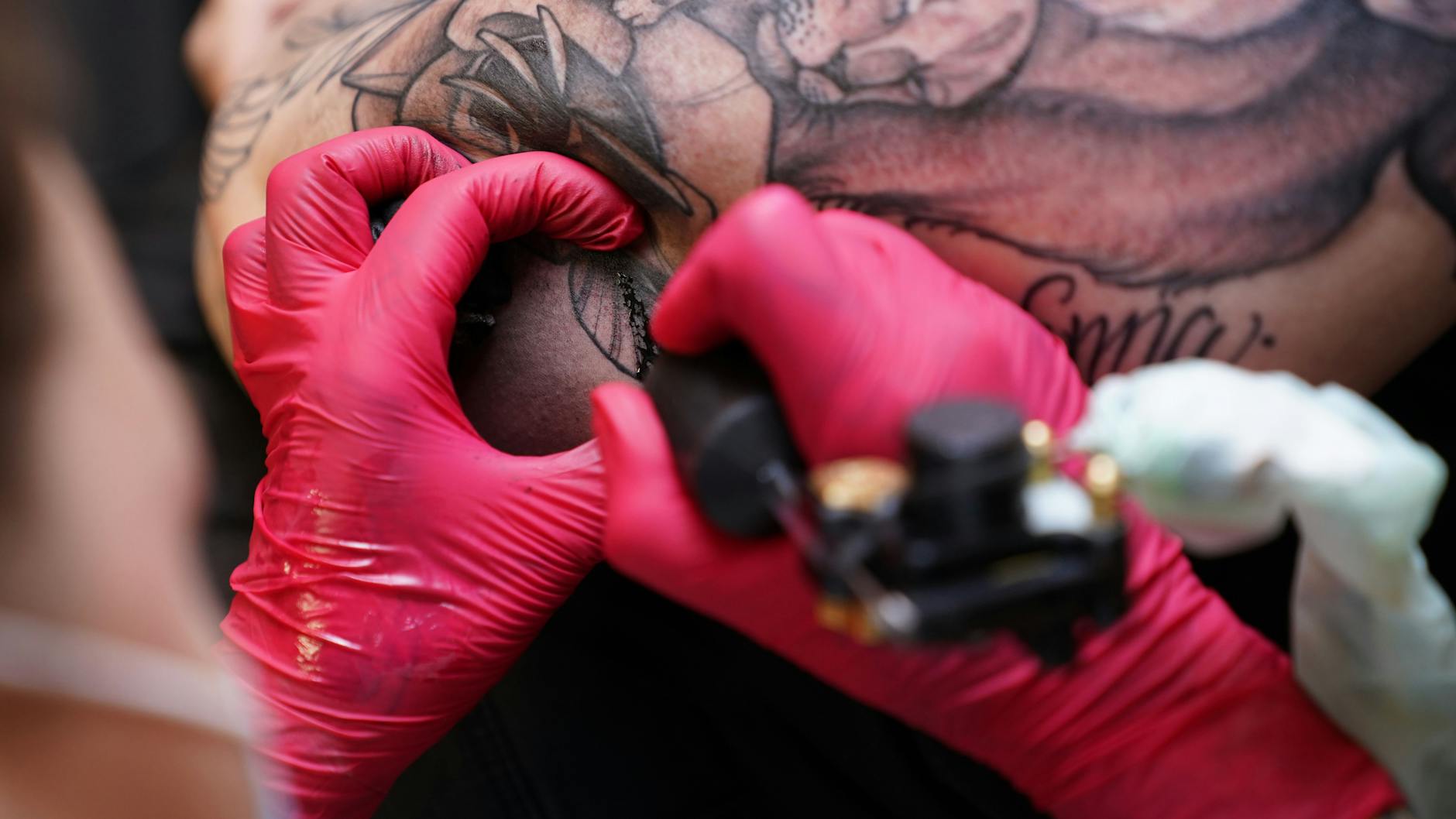 Im Januar tritt ein Verbot bunter Tattoofarben in der EU in Kraft. 