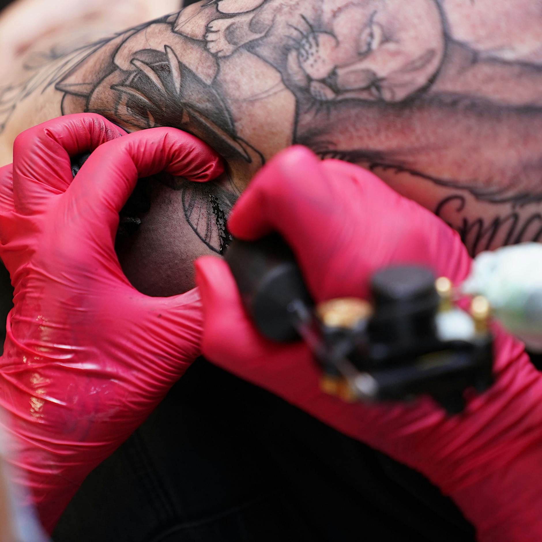 Farbigen Tattoos droht das Ende