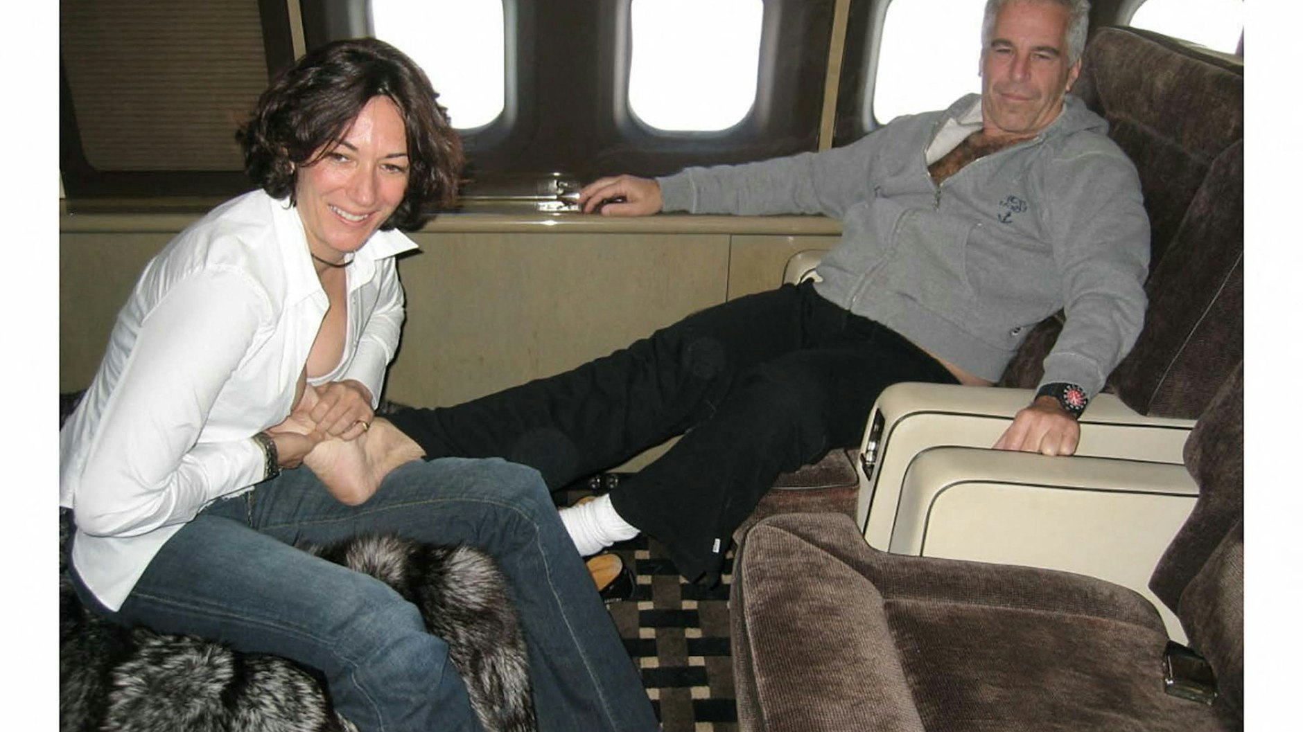 In einem Privatflieger sollen Minderjährige auf eine Sex-Insel geflogen worden sein. Maxwell fungierte als Vermittlerin. 