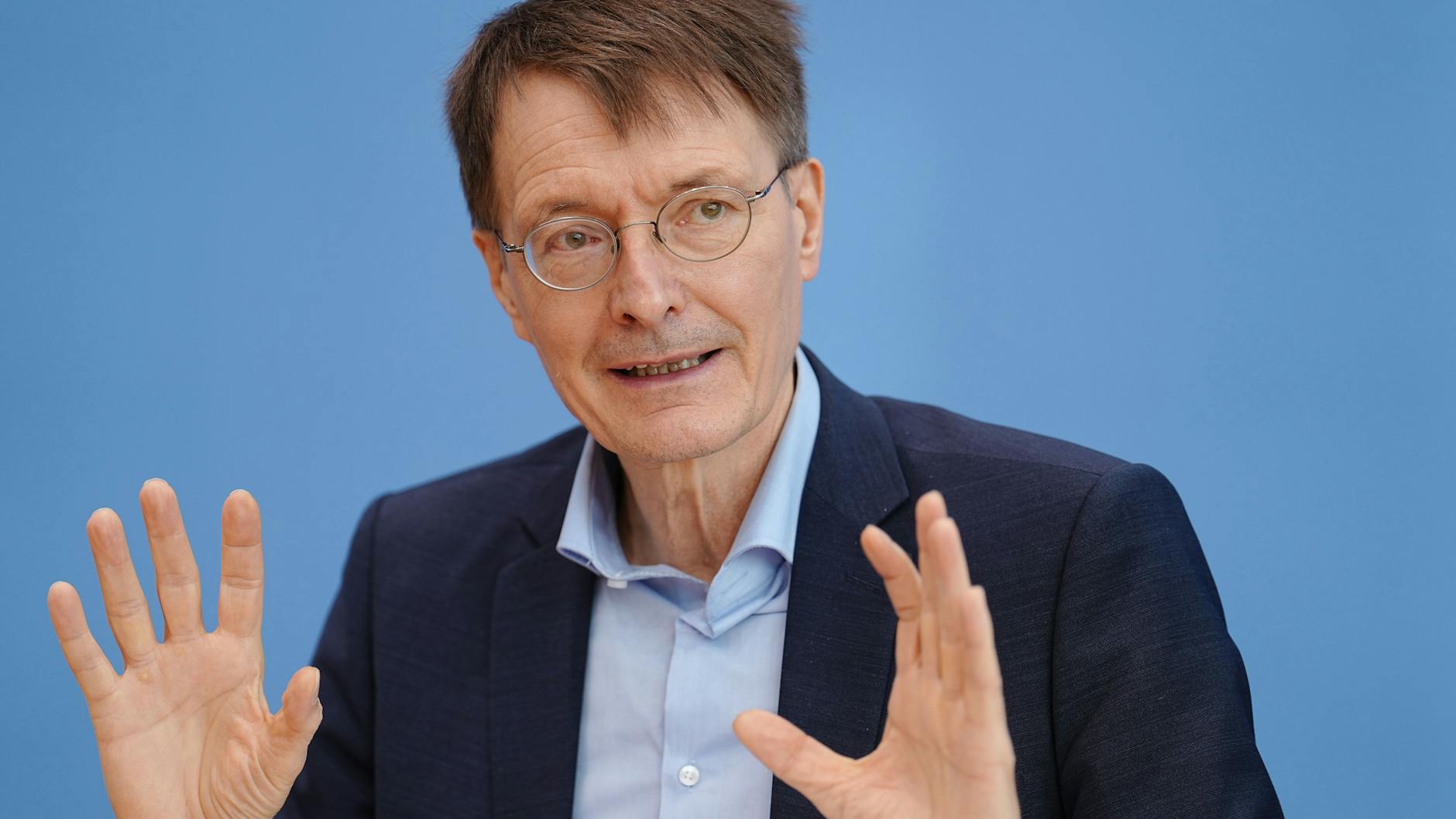 Bundesgesundheitsminister Karl Lauterbach (SPD) kündigt für nächste Woche Krisengespräche zur Corona-Lage an. 