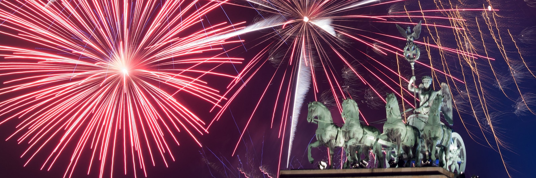 Viel Feuerwerk gibt es in diesem Jahr nicht zu sehen, schließlich durften keine Böller und Raketen verkauft werden. Aber: Dafür wird das Wetter schön.