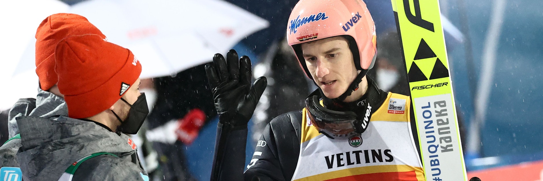 Karl Geiger (r.) klatscht mit Markus Eisenbichler ab. Was in Oberstdorf noch ziemlich unterkühlt aussieht, soll sich an Neujahr in Garmisch-Partenkirchen mit viel mehr Euphorie wiederholen.