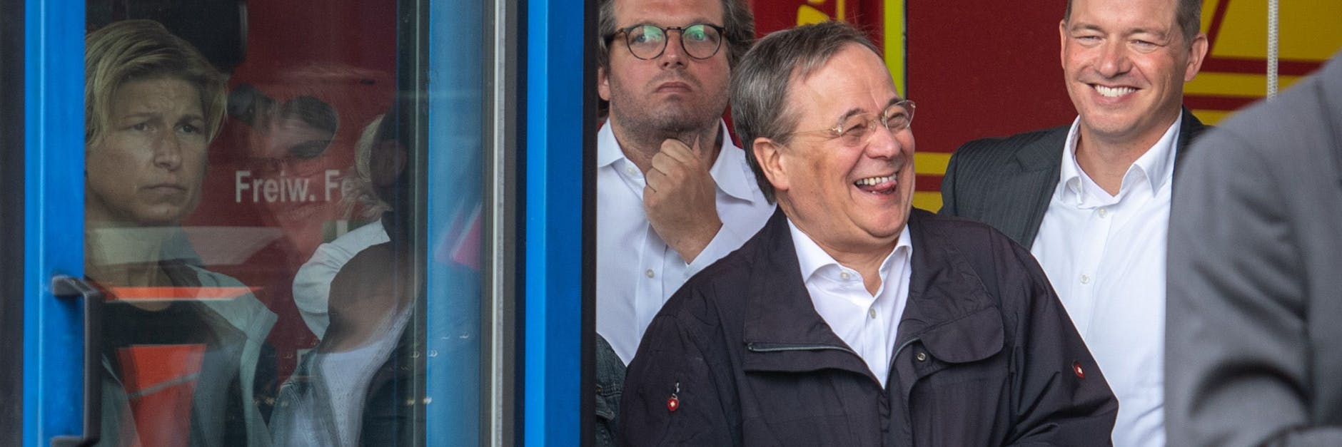 Armin Laschet (CDU), damaliger Ministerpräsident von Nordrhein-Westfalen und CDU-Kanzlerkandidat lacht am 17. Juli in Erftstadt - während Bundespräsident Steinmeier über die Flutkatastrophe spricht. 