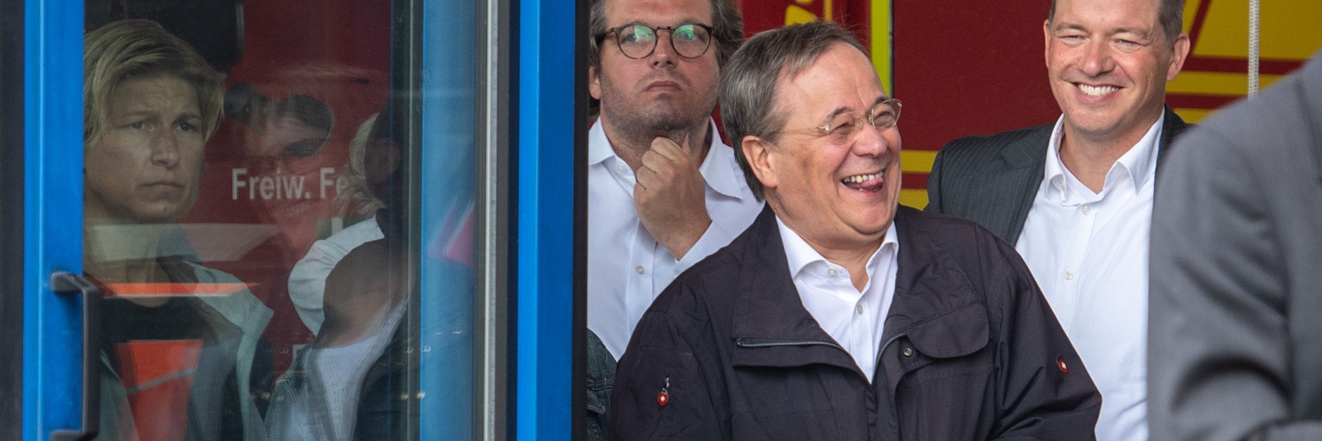 Armin Laschet (CDU), damaliger Ministerpräsident von Nordrhein-Westfalen und CDU-Kanzlerkandidat&nbsp; lacht am&nbsp;17. Juli in Erftstadt - während Bundespräsident Steinmeier über die Flutkatastrophe spricht.&nbsp;&nbsp;