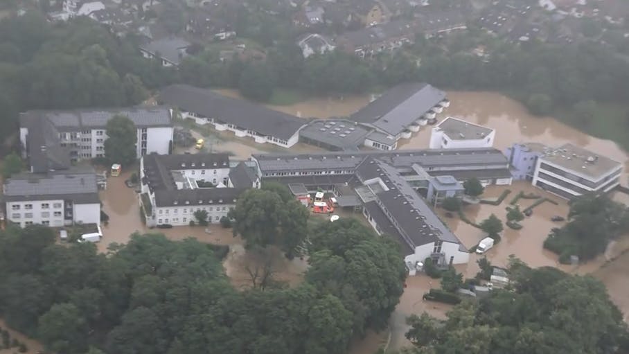 Das Marien-Hospital in Erftstadt ist vom Hochwasser eingeschlossen. Meterhoch stand das Wasser in den Räumen, Inventar wurde Opfer der Fluten. Noch immer dauert der Wiederaufbau der Klinik an.