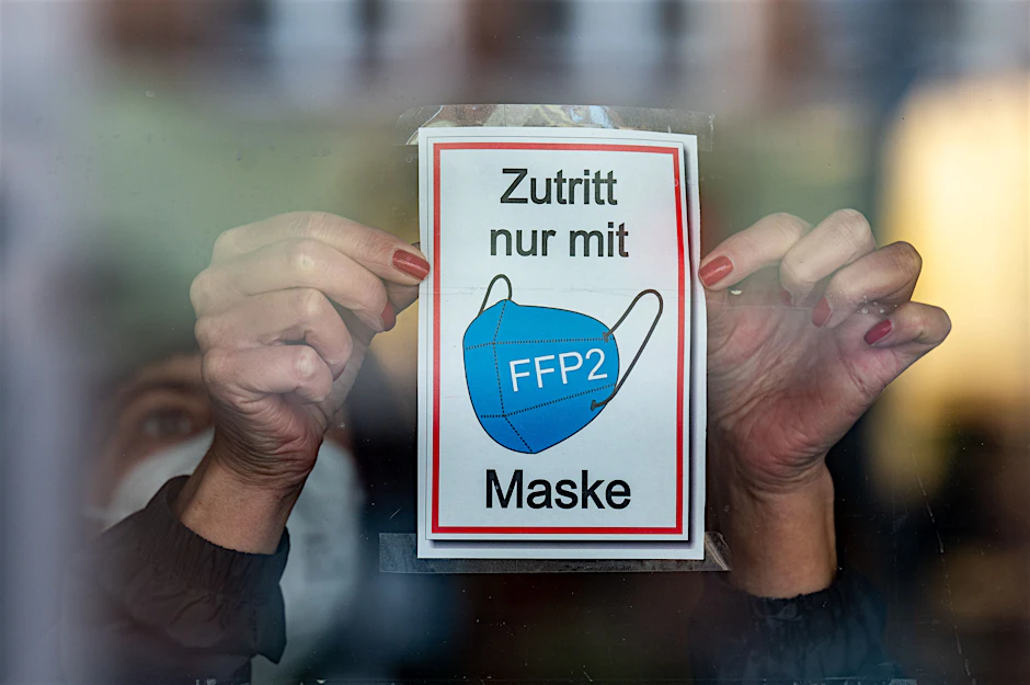 Das Tragen einer Maske ist an vielen öffentlichen Orten Pflicht, um sich und andere vor dem Coronavirus zu schützen. (Symbolbild)