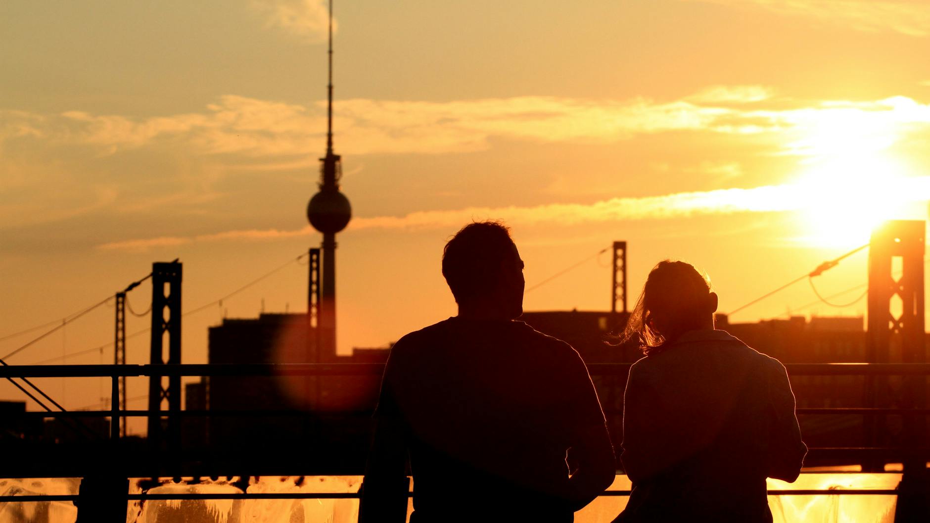 Ein Pärchen genießt den Sonnenuntergang auf der Modersohnbrücke in Berlin. In der Hauptstadt gab es in diesem Jahr 1665 Sonnenstunden. 