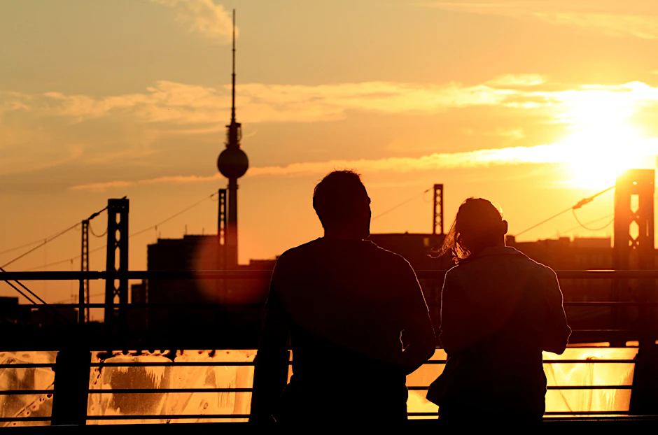Ein Pärchen genießt den Sonnenuntergang auf der Modersohnbrücke in Berlin. In der Hauptstadt gab es in diesem Jahr 1665 Sonnenstunden.&nbsp;