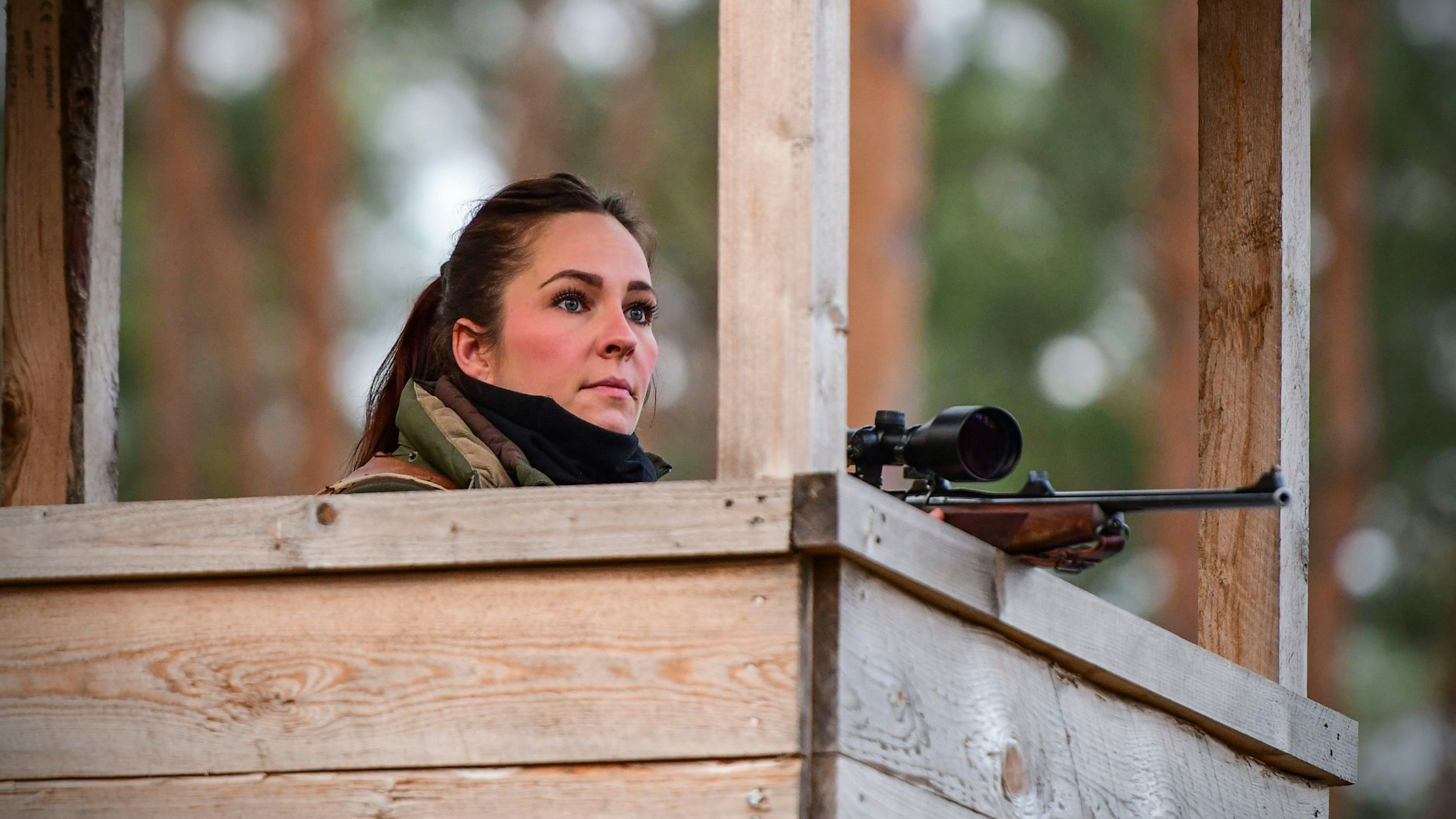 Erst beobachten, dann schießen: Jägerin Vanessa Löhmann im Stadtforst von Fürstenwalde.