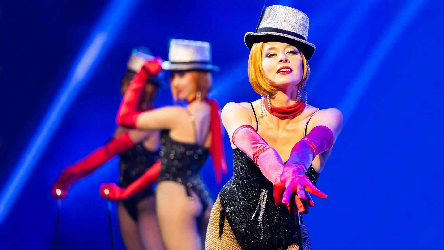 Szene aus Der Palast: Als Solotänzerin schafft es Chris (Svenja Jung), das Publikum zu begeistern.