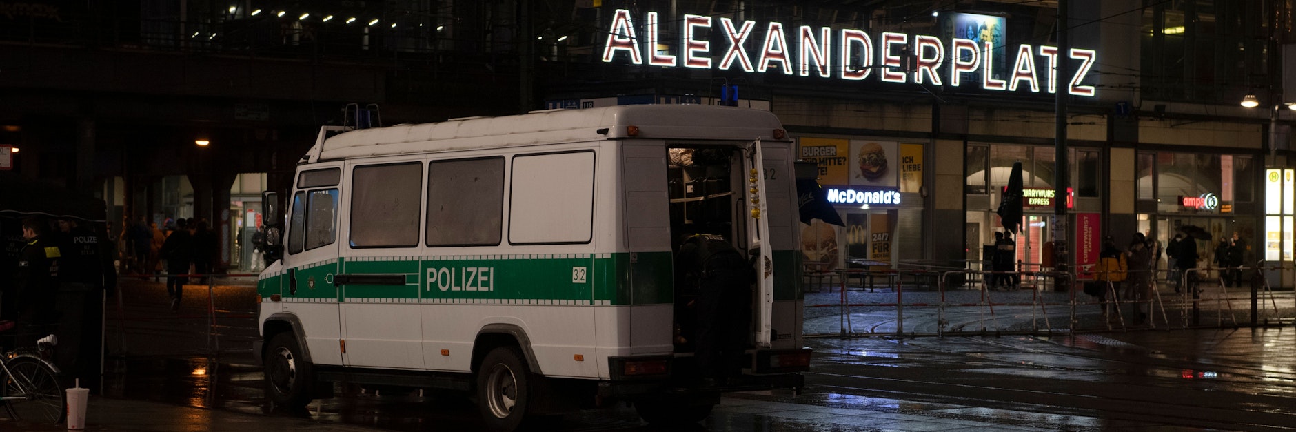 Die Polizei überwacht die Einhaltung der Feuerwerk-Verbotszonen – hier am Alexanderplatz.&nbsp;