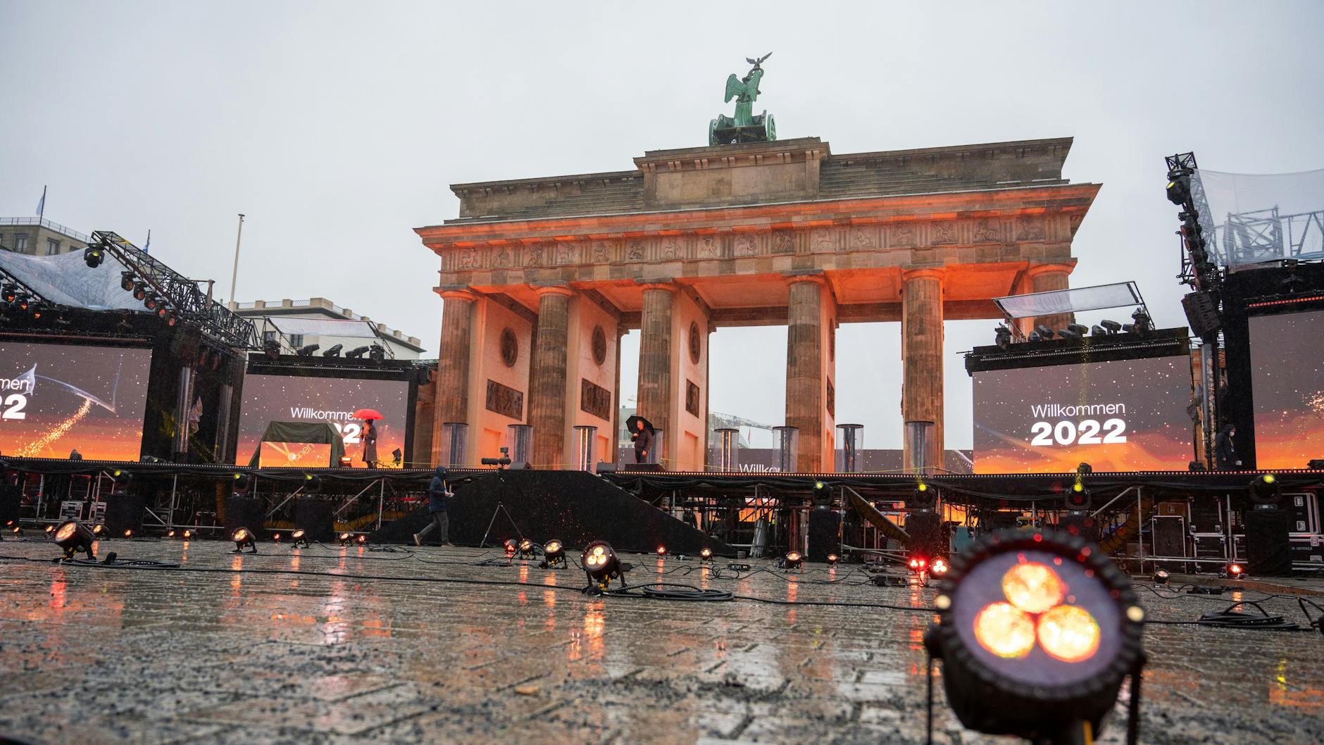 Wolkiger Himmel, warme Temperaturen. Berlin bereitet sich auf den Jahreswechsel vor.