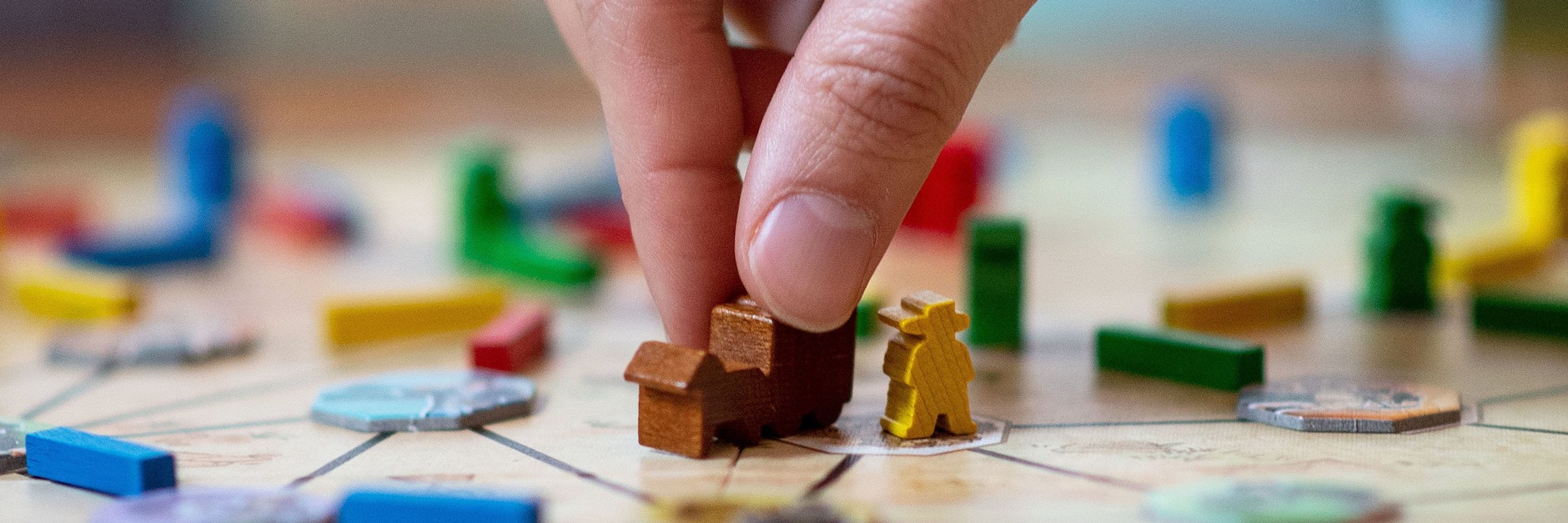 Wer sich am Silvesterabend die Zeit vertreiben will, kann zu einem Brettspiel greifen.