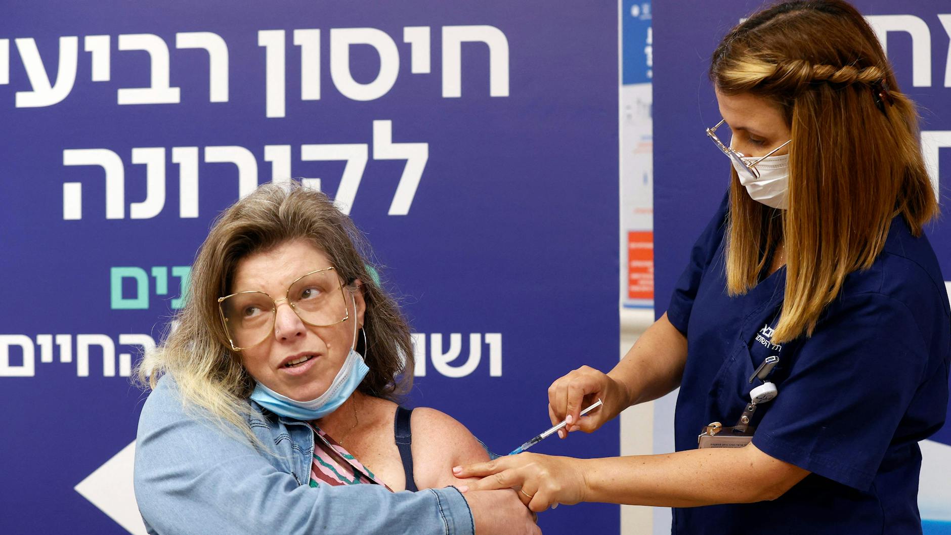 Eine Frau erhält ihre vierte Impfung gegen das Coronavirus in einem Impfzentrum nahe Tel Aviv.