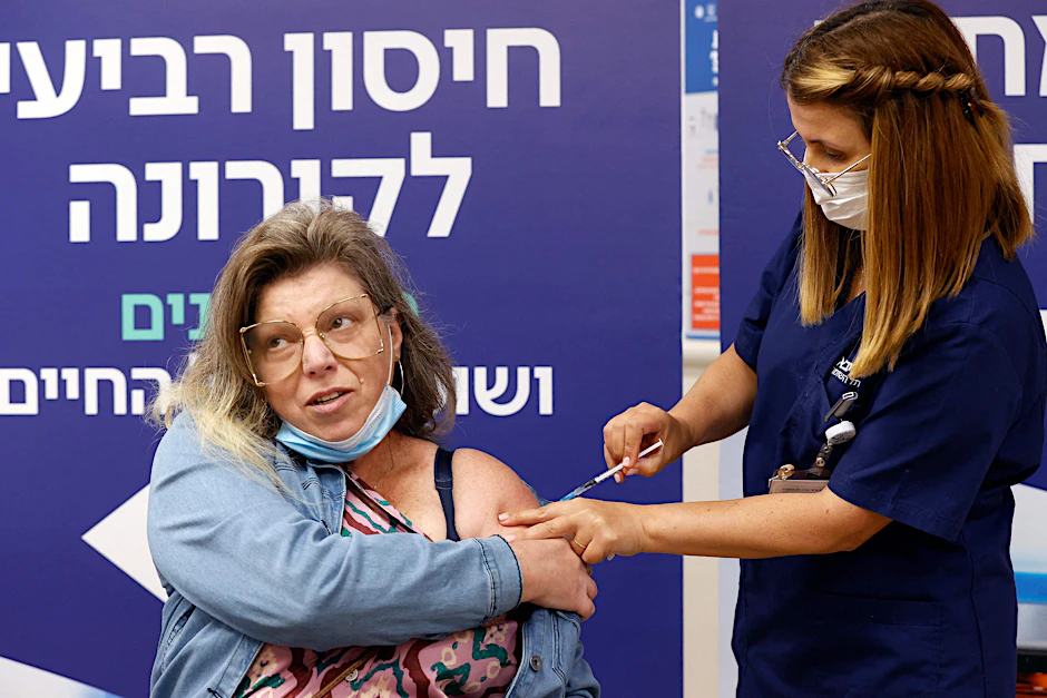 Eine Frau erhält ihre vierte Impfung gegen das Coronavirus in einem Impfzentrum nahe Tel Aviv.