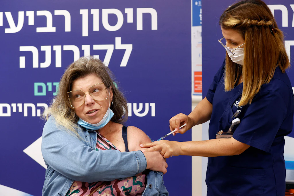 Israel beginnt mit vierter Corona-Impfung