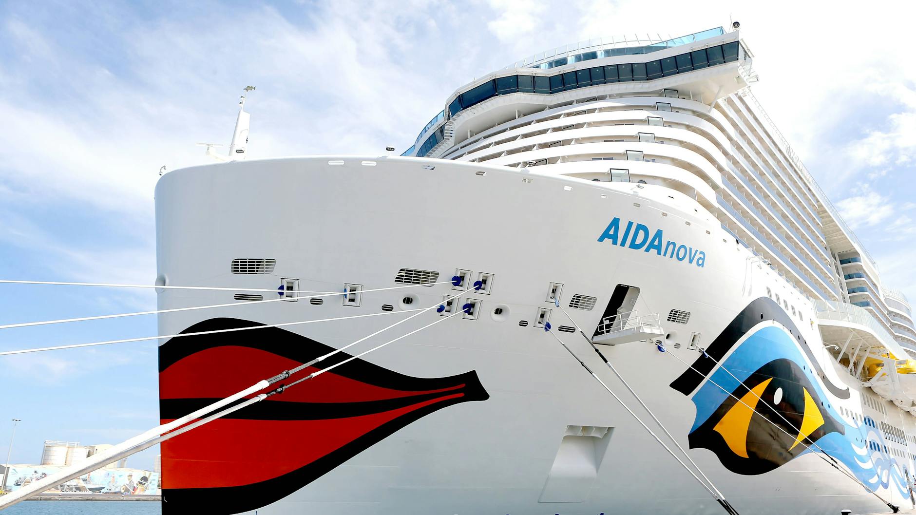 Die „Aida Nova“: Wegen einiger Corona-Fälle an Bord darf das Kreuzfahrtschiff den Hafen von Lissabon nicht verlassen.