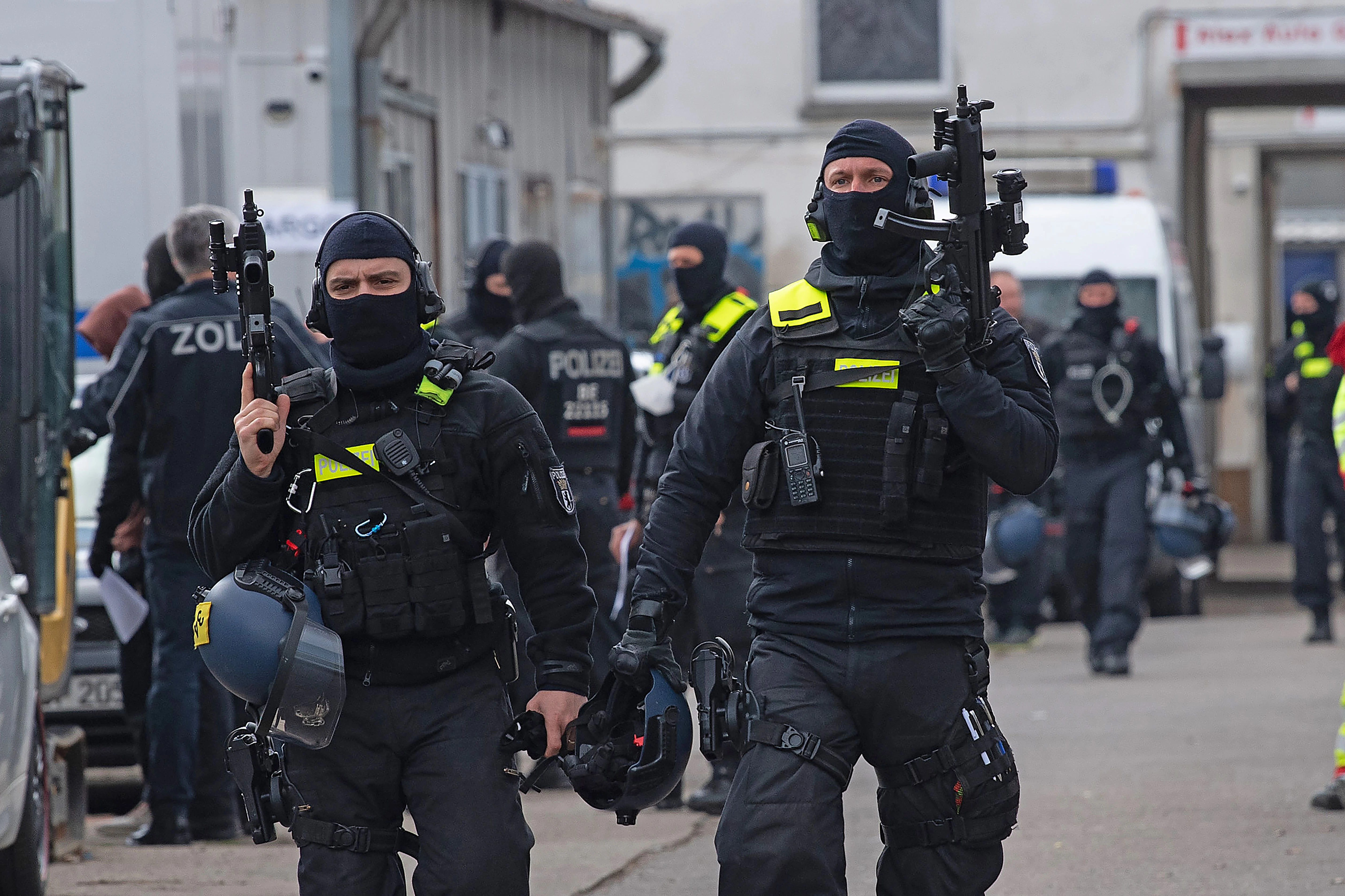 Einsatzkräfte der Polizei gehen in Lichtenberg bei einer Razzia gegen mutmaßliche, international operierende Drogenhändler vor.&nbsp;