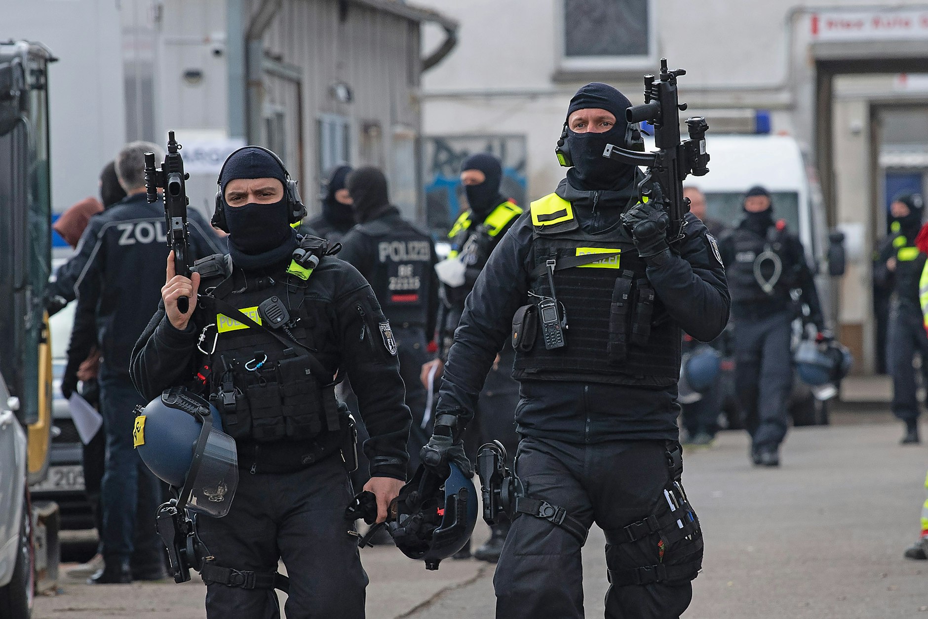 Einsatzkräfte der Polizei gehen in Lichtenberg bei einer Razzia gegen mutmaßliche, international operierende Drogenhändler vor. 