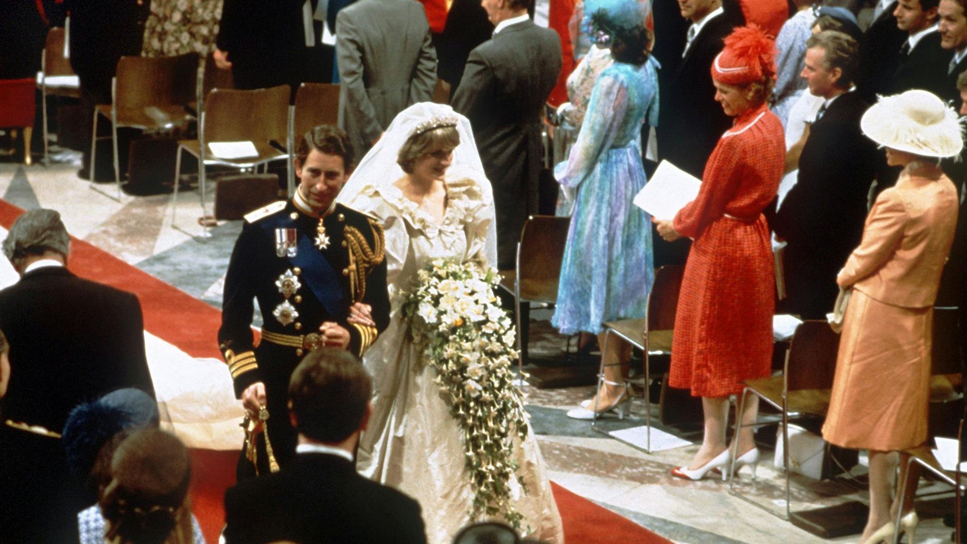 Prinz Charles und Prinzessin Diana verlassen nach der Trauungszeremonie am 29. Juli 1981 die St.-Pauls-Kathedrale. 