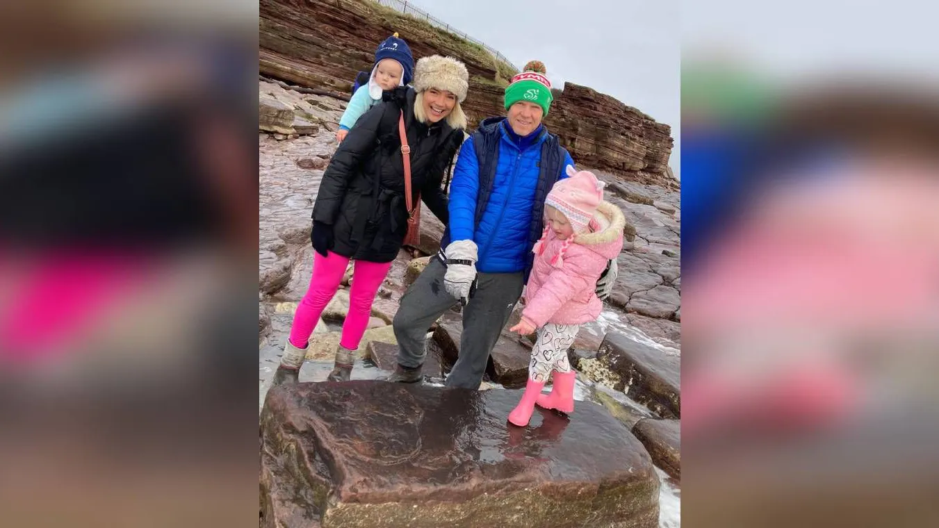 Die Wilders am Strand bei Barry. Die kleine Lily zeigt auf den von ihr entdeckten Dinosaurier-Fußabdruck.