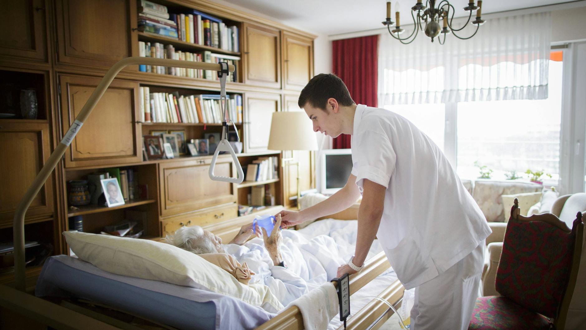 Ein Altenpfleger verteilt in der Seniorenwohnanlage Rosenhof in Berlin-Mariendorf Essen an die Bewohner. (Symbolbild)