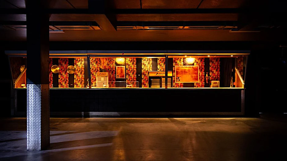 Die Bar der Columbiahalle, beleuchtet nur fürs Foto.