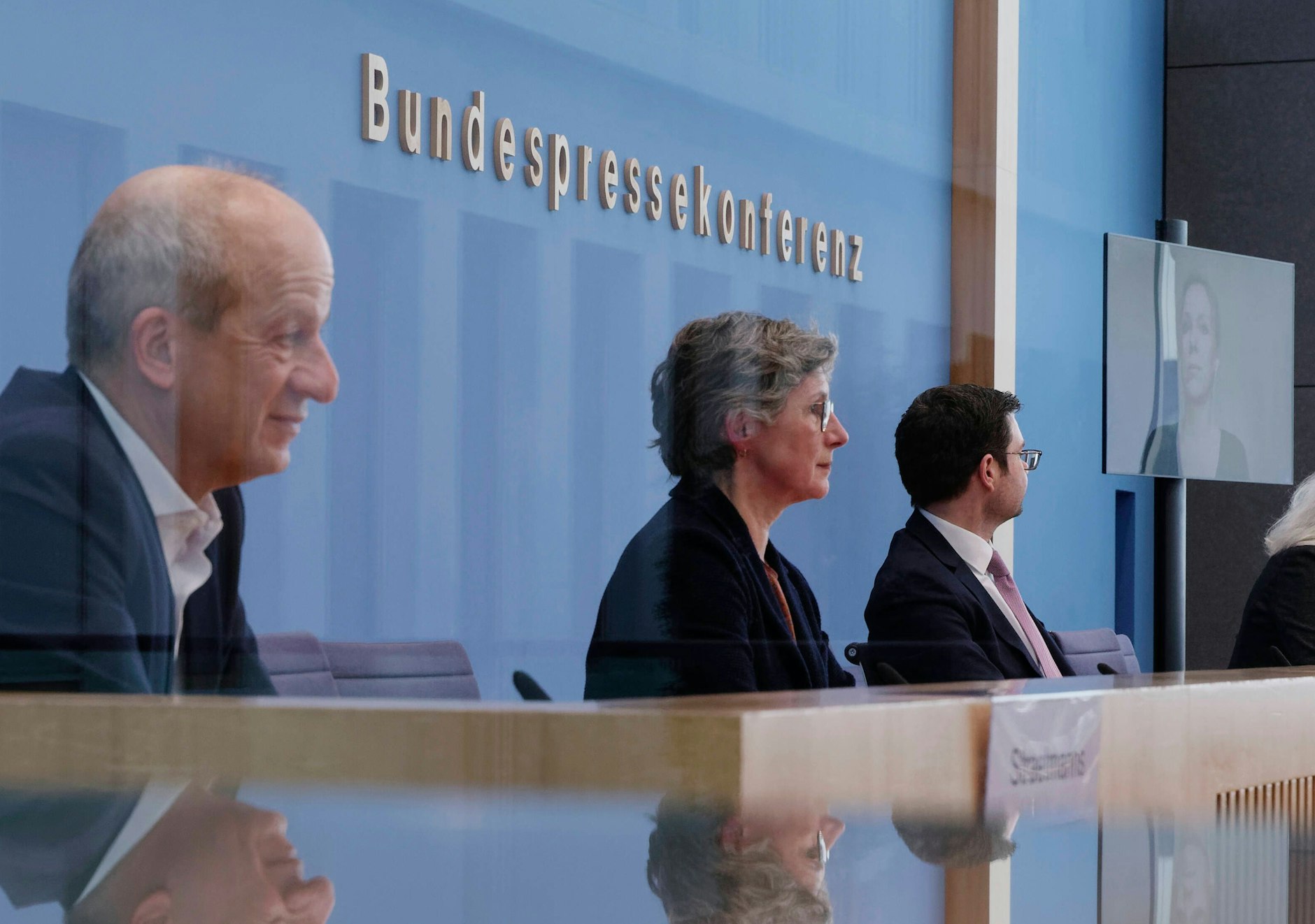 Friedrich Straetmanns (Linke), Britta Haßelmann (Grüne) und Marco Buschmann (FDP) am Montag bei der Vorstellung der Normenkontrollklage.&nbsp;