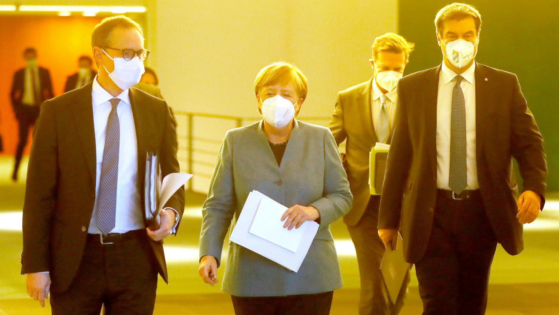 Michael Müller, Bundeskanzlerin Angela Merkel und Markus Söder auf dem Weg zur Pressekonferenz nach dem Impfgipfel.<br><br>