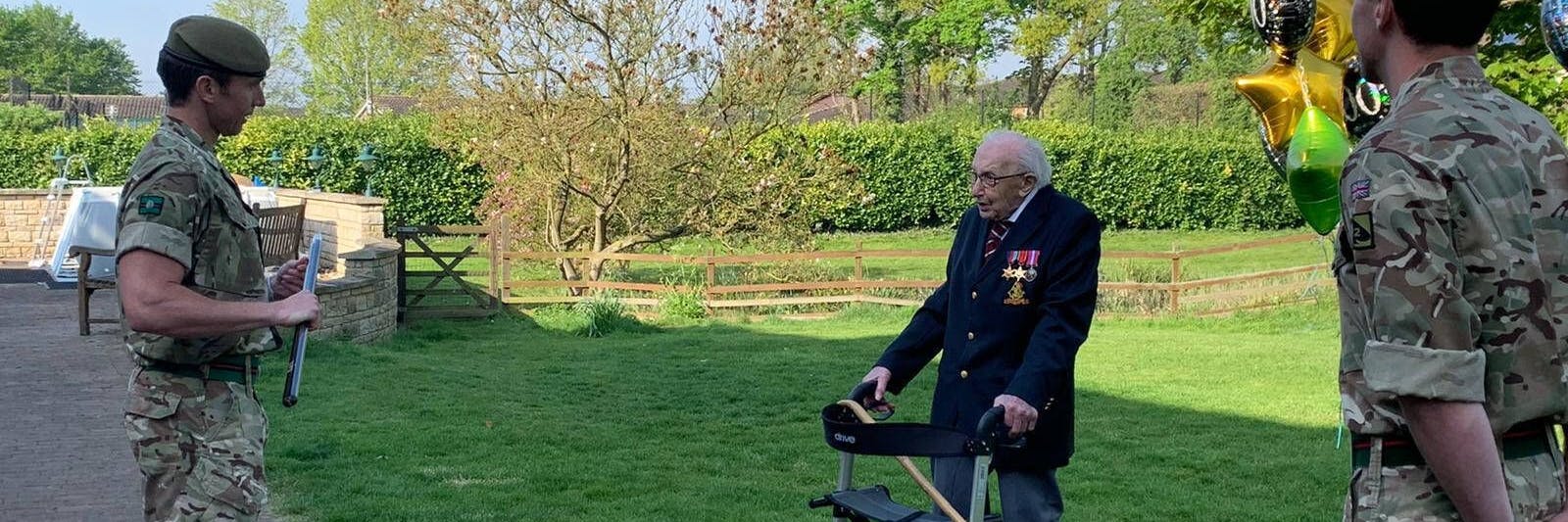 Tom Moore im April 2020. Gerade hat er seinen Spendenlauf beendet. Soldaten seiner einstigen Einheit traten an.