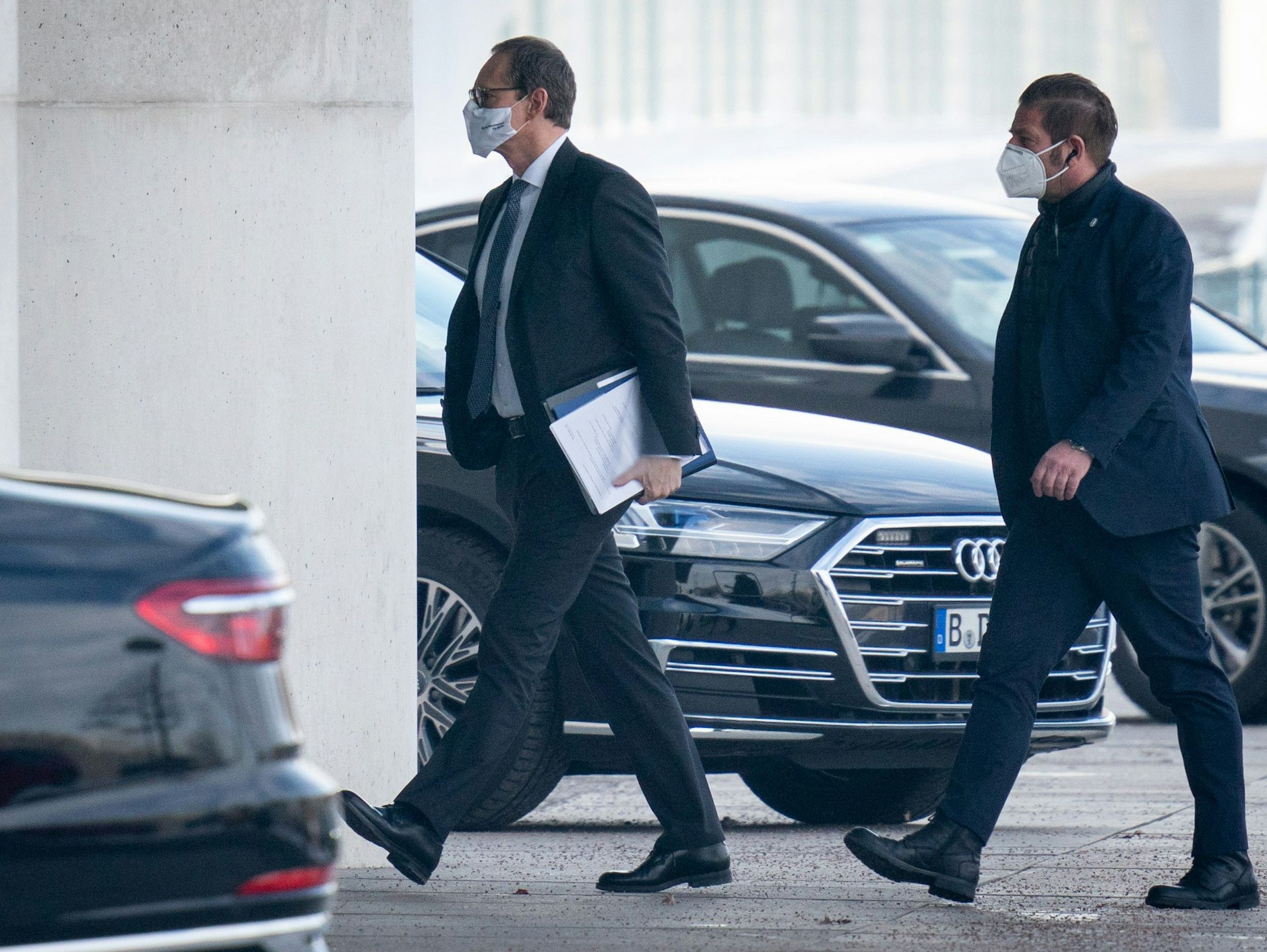 Michael Müller in Begleitung eines Personenschützers auf dem Weg zum Impfgipfel im Bundeskanzleramt.