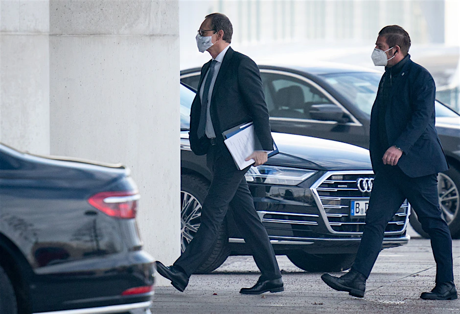 Michael Müller in Begleitung eines Personenschützers auf dem Weg zum Impfgipfel im Bundeskanzleramt.