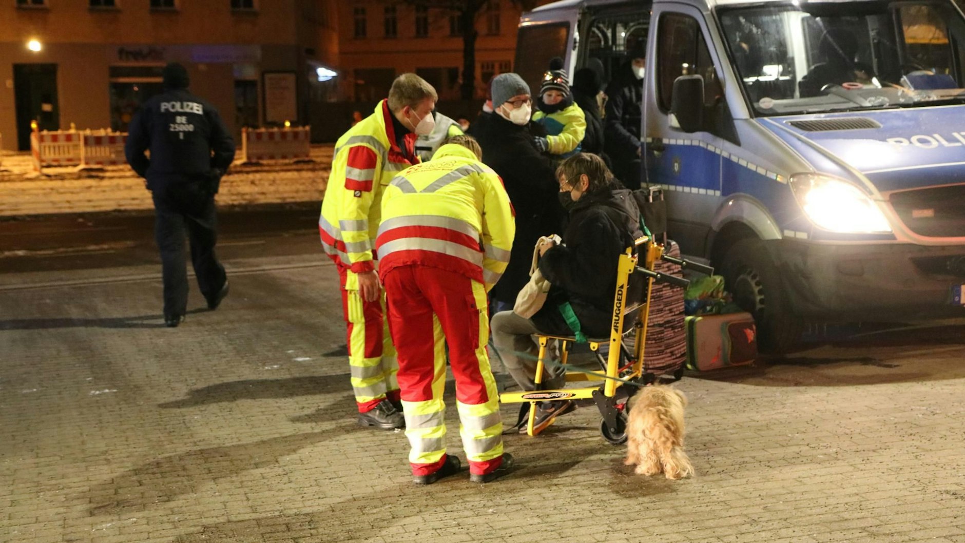 Rettungskräfte bringen Bewohner und ihre Tiere aus dem Haus.