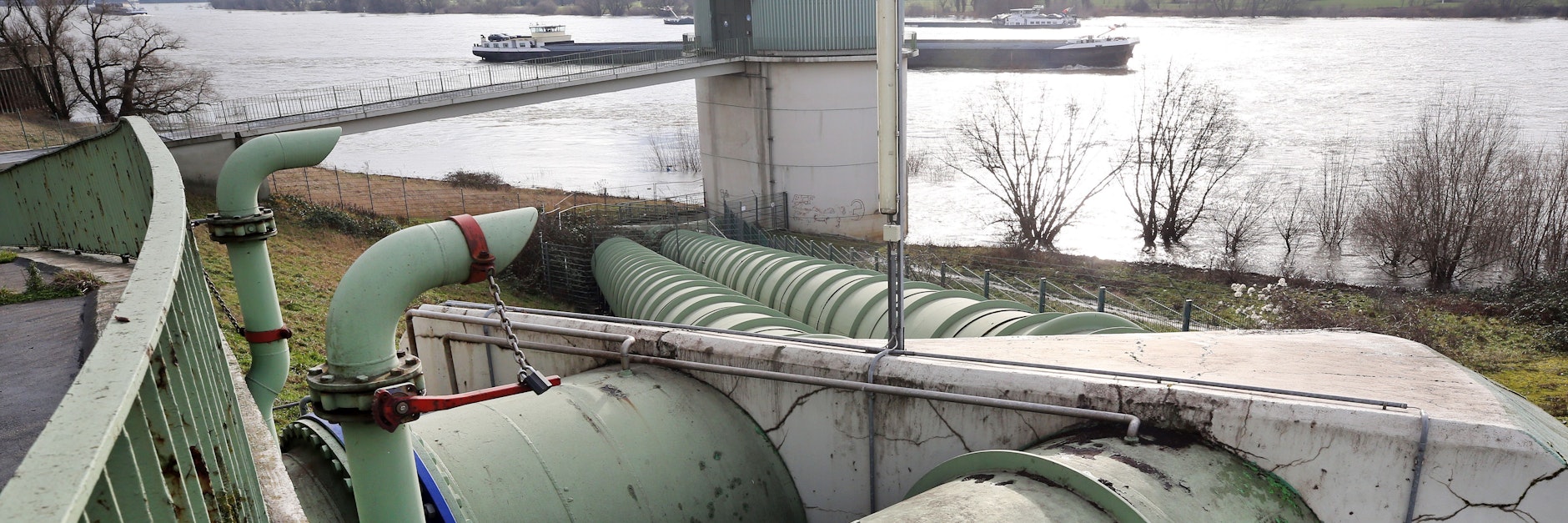 Dicke Rohre leiten Grubenwasser bei Duisburg in den Rhein - und möglicherweise verplempertes Lithium.