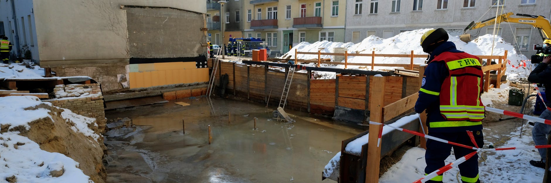 Die vollgelaufene Baugrube sorgte für Risse im Nachbarhaus.