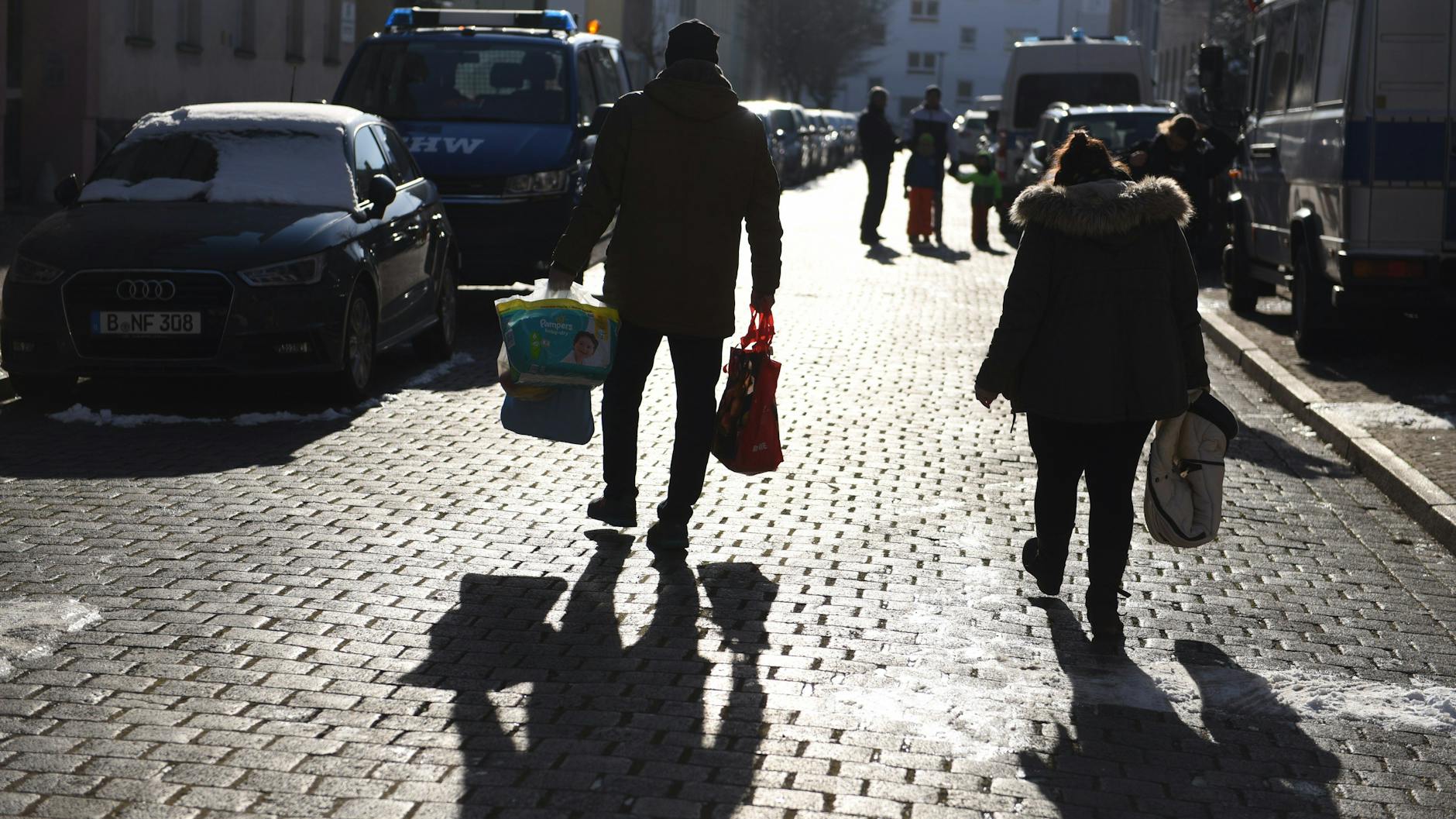 Bewohner des betroffenen Hauses holen ihre Habseligkeiten. Sie müssen bei Freunden und Familie unterkommen. 