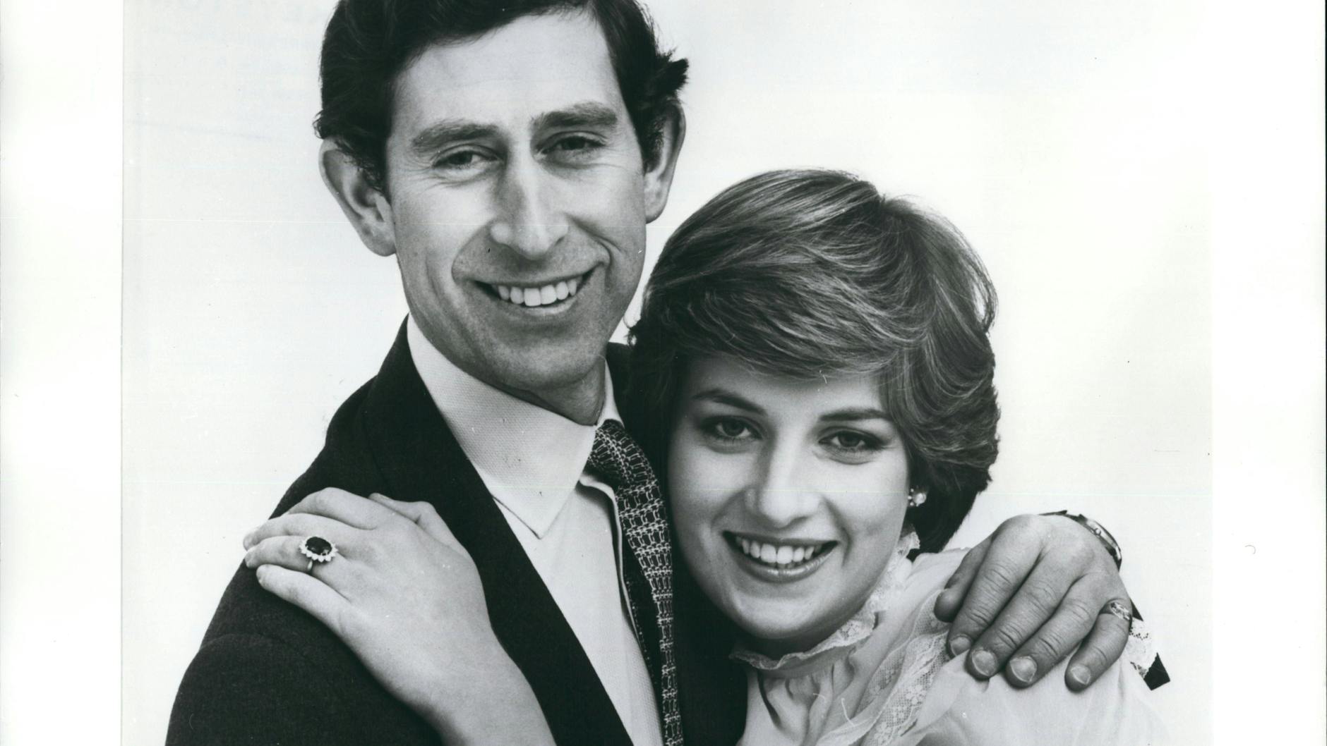 Lächeln für die Kamera: Prinz Charles und Lady Diana Spencer einen Tag vor ihrer Hochteit am 28. Juli 1981. 