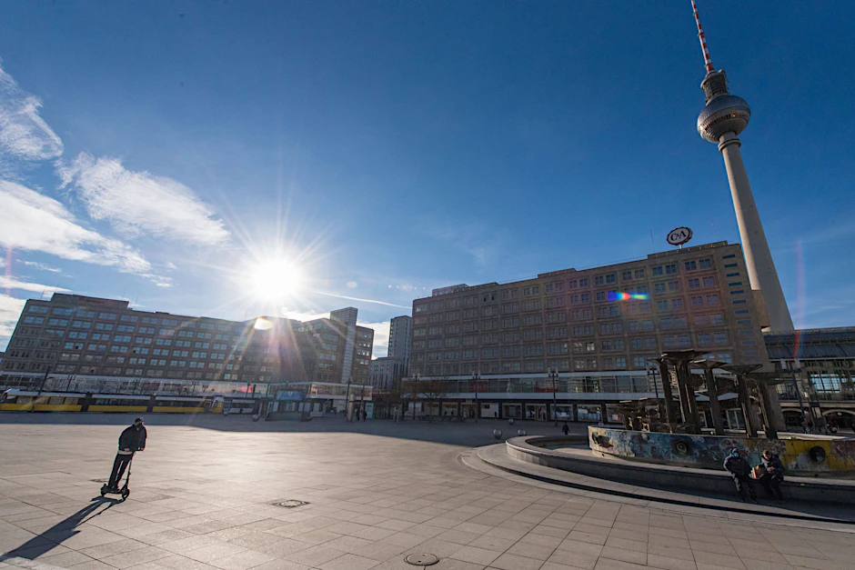 Der Alexanderplatz wirkt wie leer gefegt.