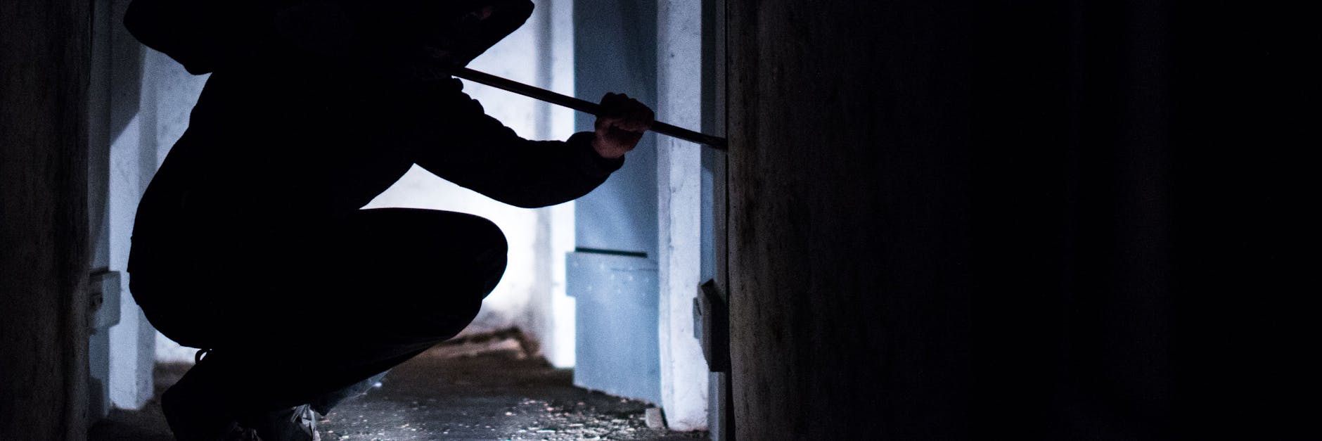 Ein Einbrecher öffnet eine Kellertür mit dem Brecheisen. Gegen solche Methoden sind die Schulen nicht wirklich gerüstet.