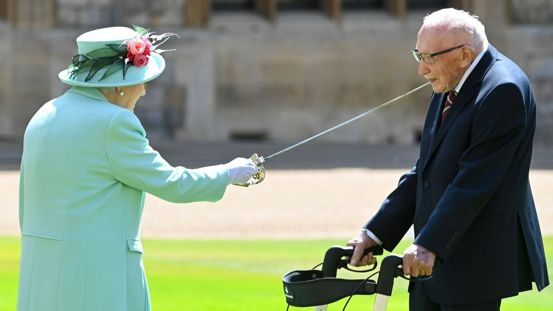 Tom Moore wird wegen seines Einsatzes von der Queen zum Ritter geschlagen.