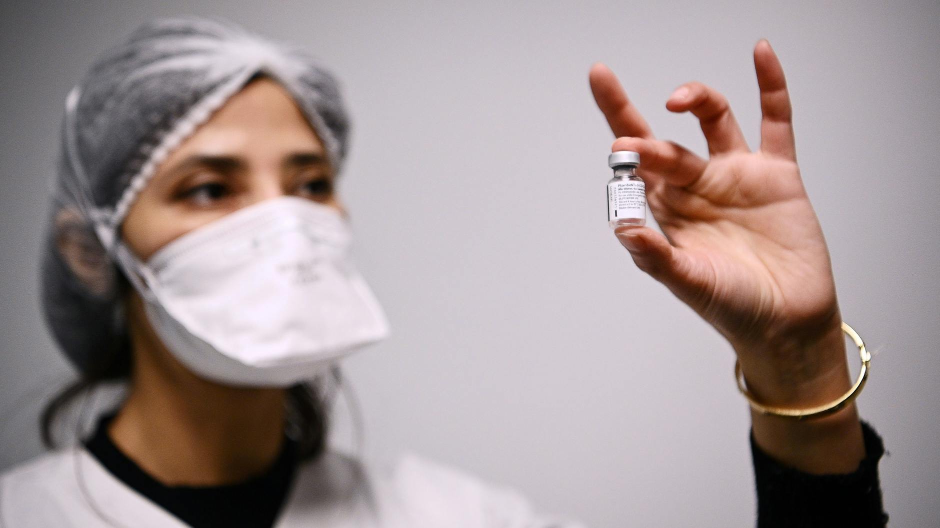 Ein Fläschchen des Biontech-Impfstoffs Comirnaty enthält fünf bis sechs Dosen Impfstoff. 