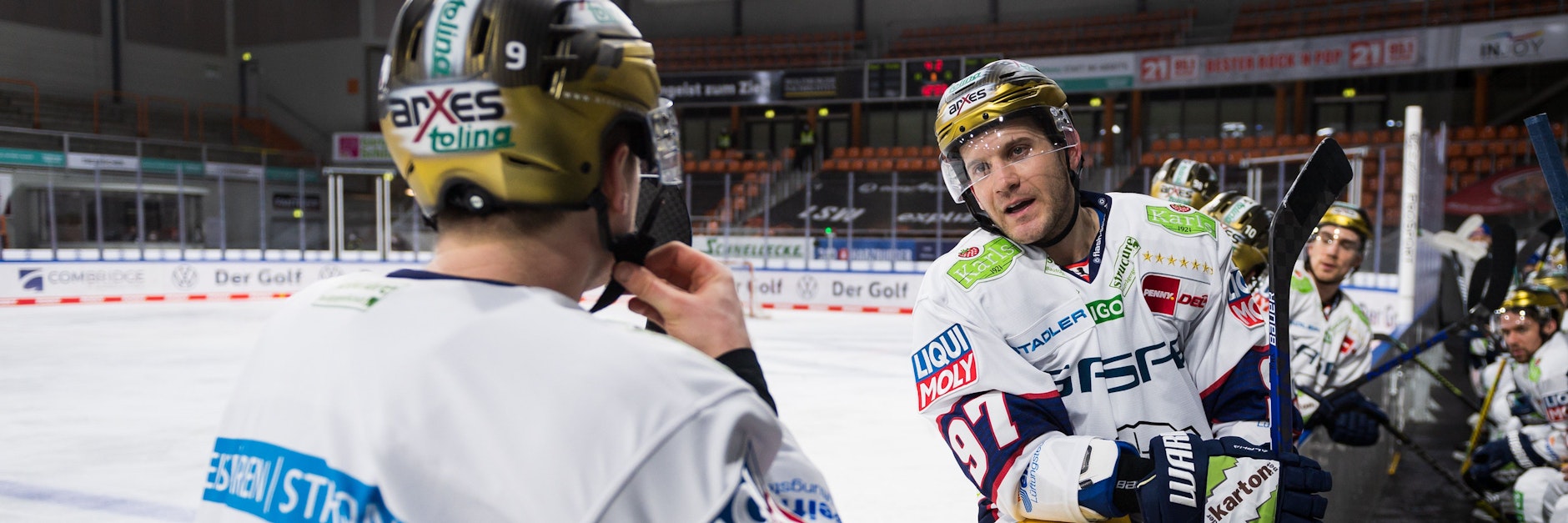 Mark Zengerle (l.) und Matt White rätseln sogar während des Spiel sin Wolfsburg, warum es nicht läuft.