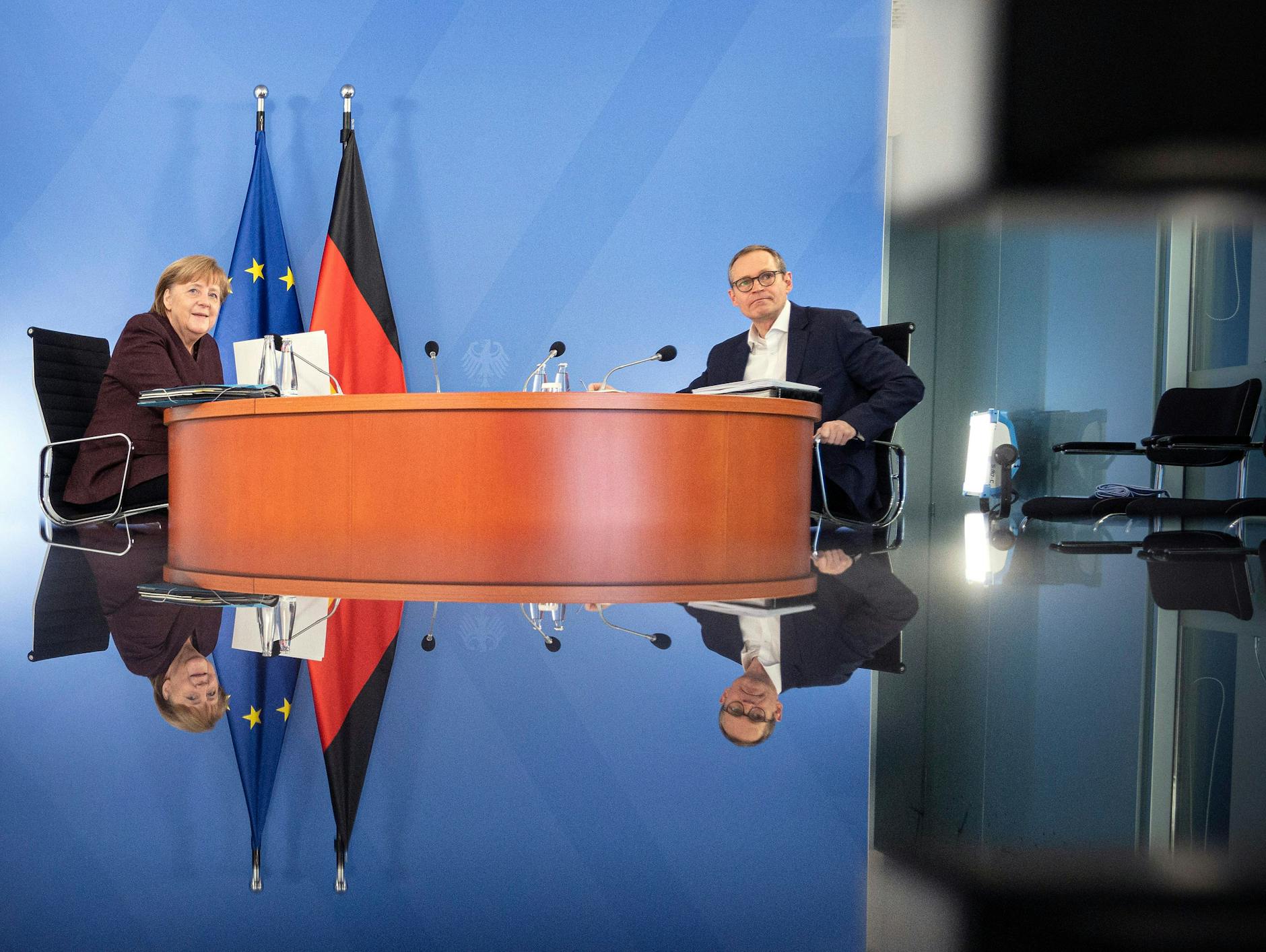 Bundeskanzlerin Angela Merkel (CDU) und der Regierende Bürgermeister von Berlin, Michael Müller (SPD), zu Beginn der Videokonferenz mit den Ministerpräsidentinnen und Ministerpräsidenten der Länder sowie Mitgliedern der Bundesregierung über das weitere Vorgehen in der Corona-Krise. 