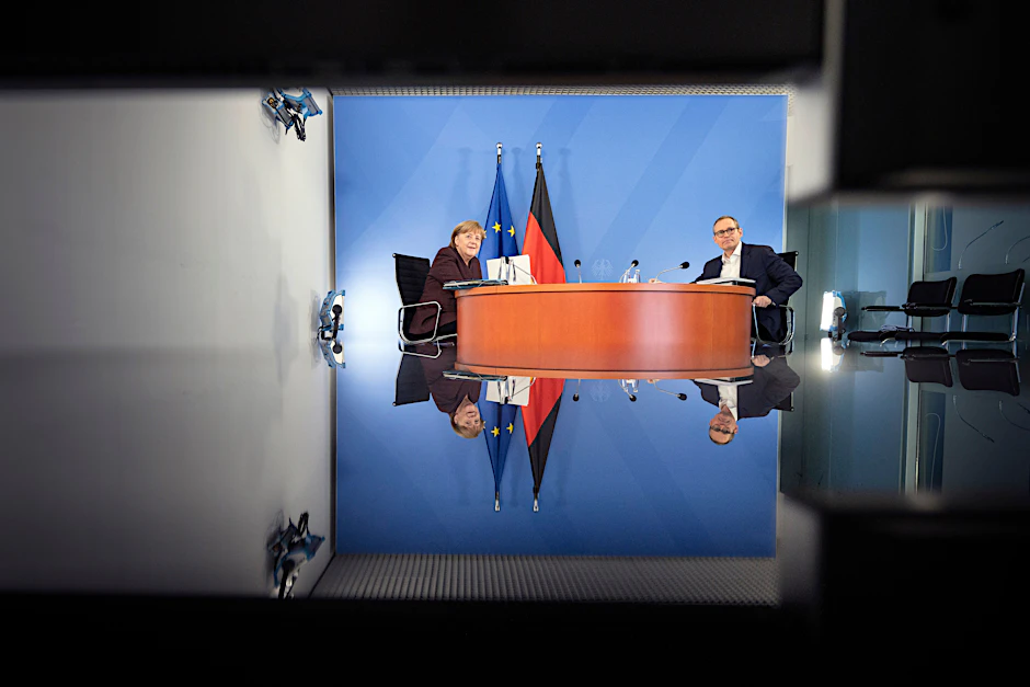 Bundeskanzlerin Angela Merkel (CDU) und der Regierende Bürgermeister von Berlin, Michael Müller (SPD), zu Beginn der Videokonferenz mit den Ministerpräsidentinnen und Ministerpräsidenten der Länder sowie Mitgliedern der Bundesregierung über das weitere Vorgehen in der Corona-Krise.&nbsp;