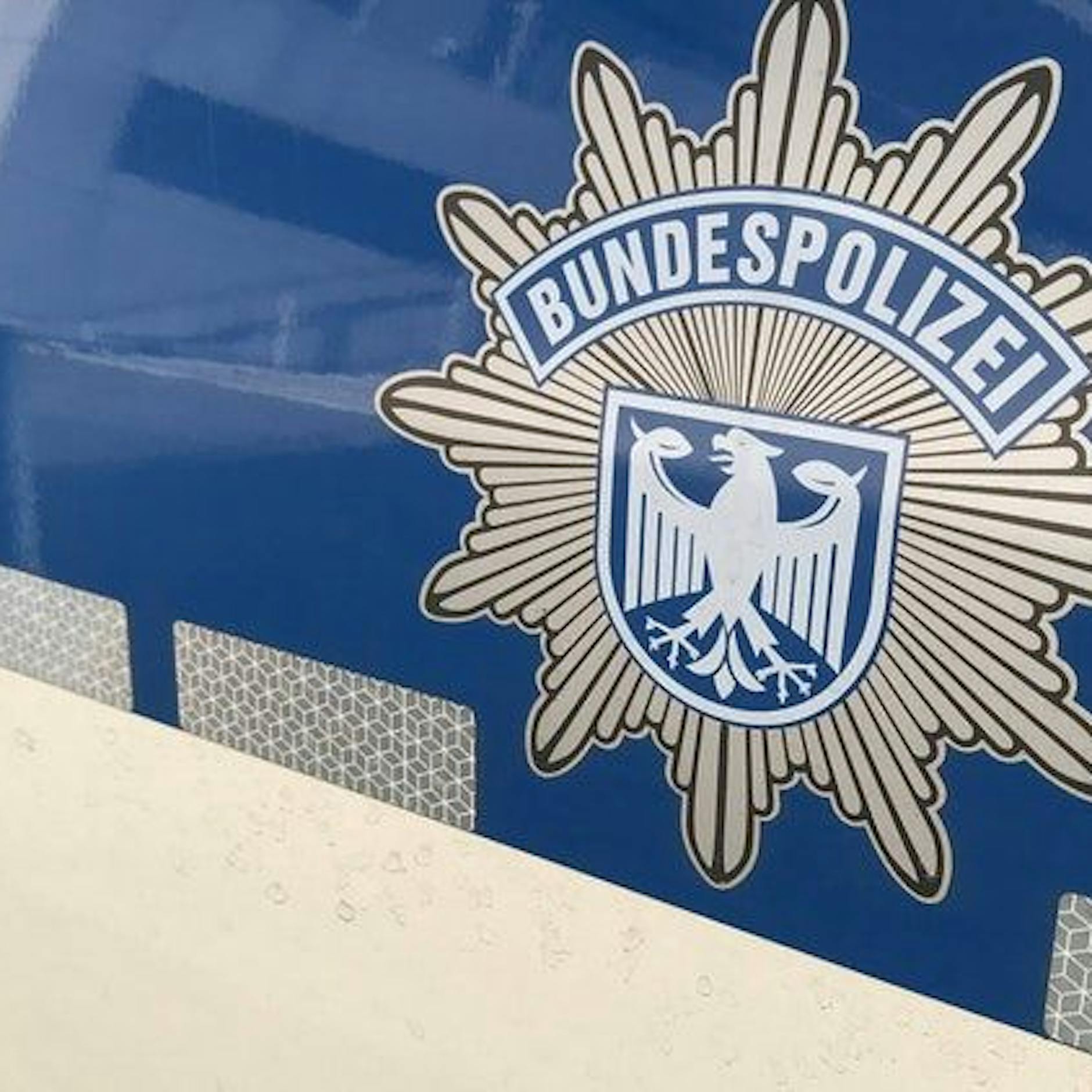 Polizei nimmt Schwarzfahrerin in Gewahrsam, bis sich ihr Pegel halbiert hat