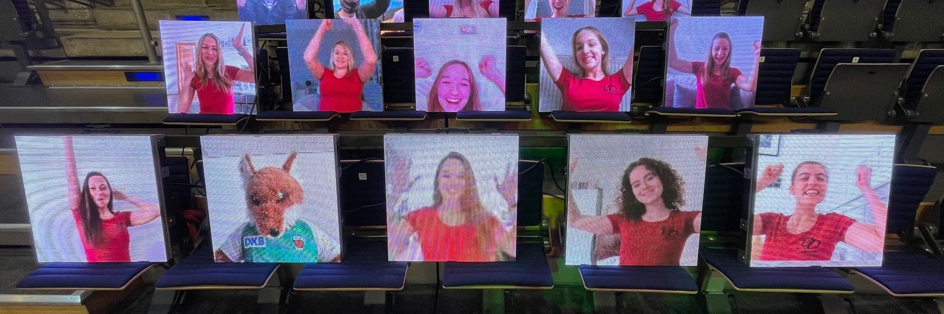 Ein ganz besonderer Fan-Block: Die Cheerleader der Füchse Berlin haben die LED-Bildschirme bereits getestet.