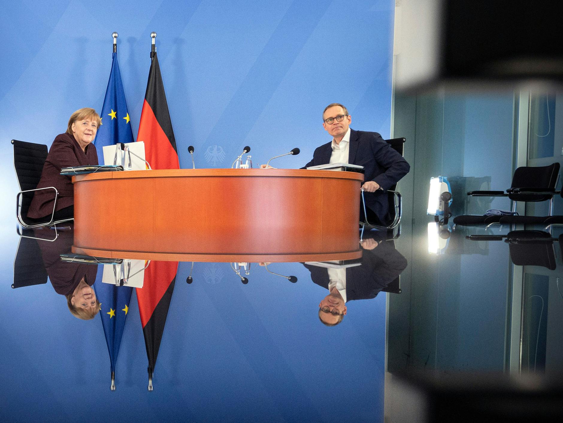Bundeskanzlerin Angela Merkel und Michael Müller am Mittwochabend zu Beginn der Videokonferenz mit den Ministerpräsidenten der Länder.